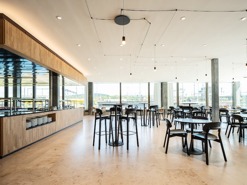 CUBE Restaurant & Lounge